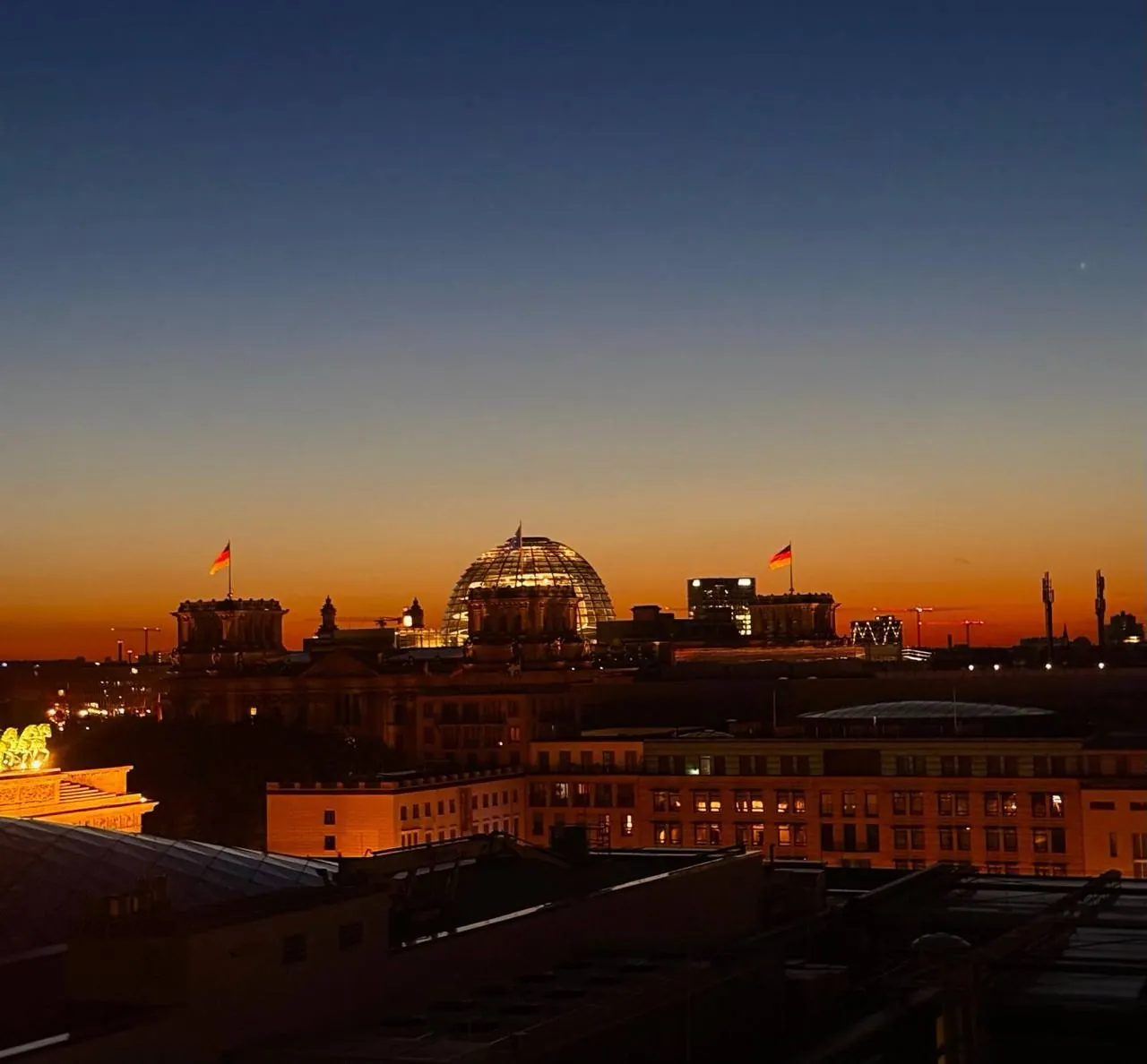Blick vom China Club Berlin auf den Reichstag in der Abenddämmerung